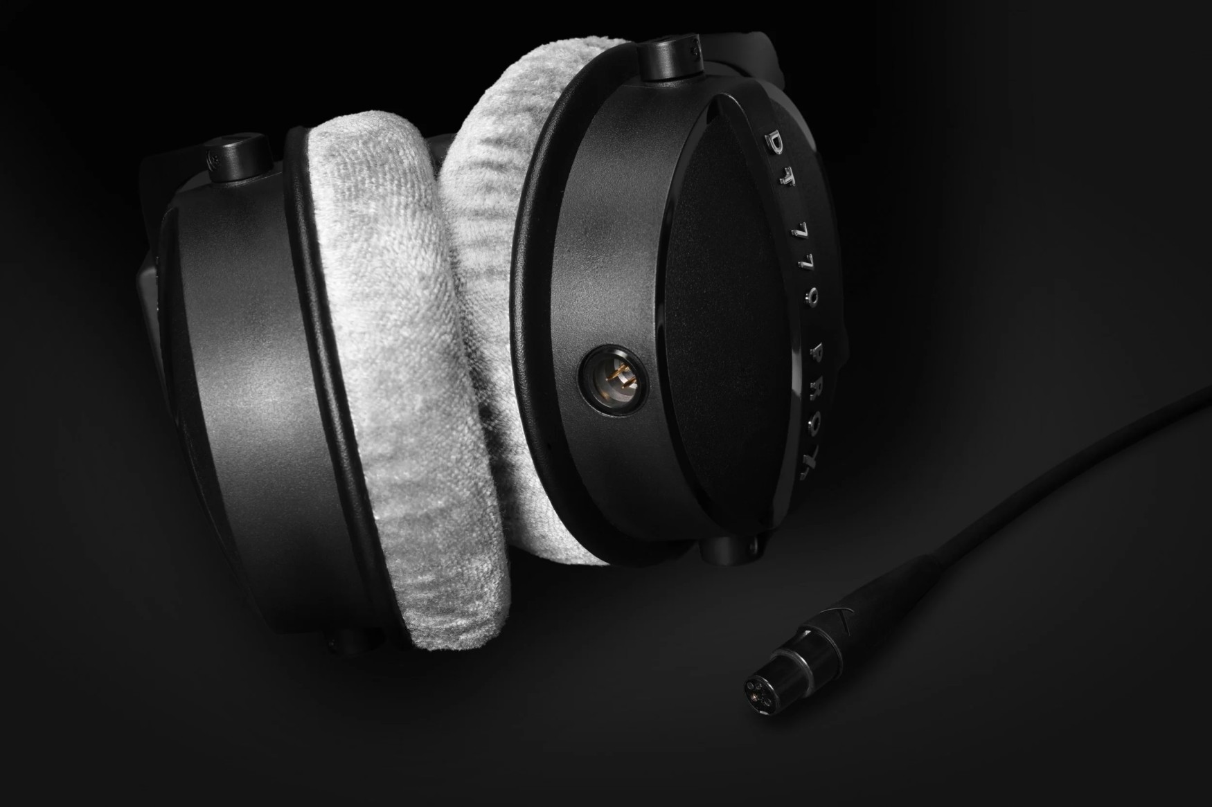Beyerdynamic DT 770 Pro X Limited Edition Studio Headphone-06
